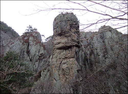 떡을 찌는 시루를 닮은 시루봉. 다른 방향에서 보면 사람의 얼굴을 닮았다. 